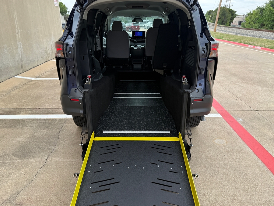 New 2026 Toyota Sienna Hybrid LE - Vantage Mobility Commercial Rear Entry Entry Fold Out Manual Ramp