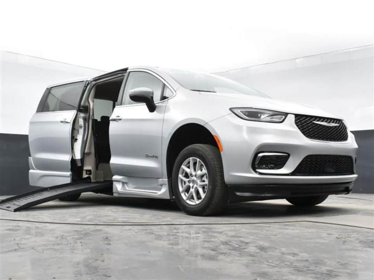 2023 Chrysler Pacifica Touring L - Photo 17