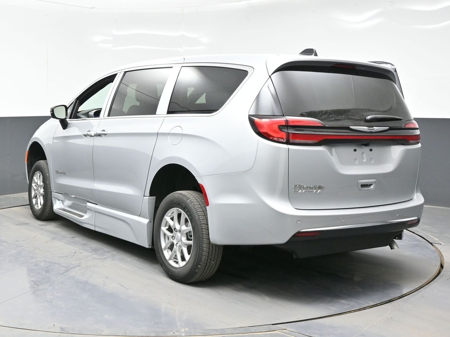 Silver Chrysler Pacifica image number 4