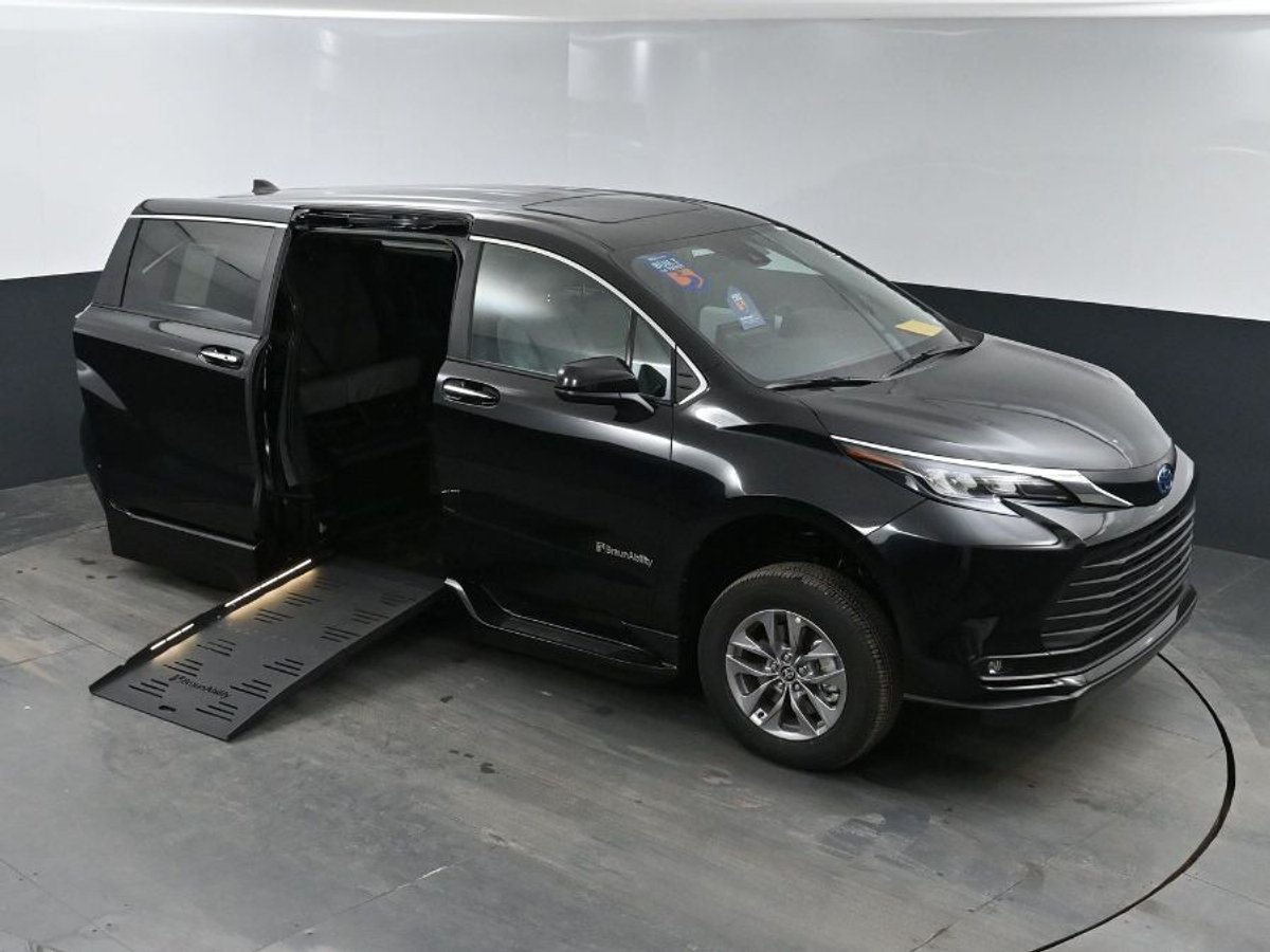 2025 TOYOTA SIENNA - Image 3