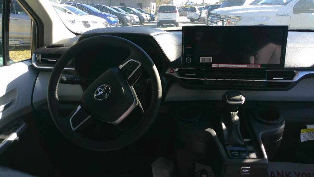 2025 TOYOTA SIENNA - Image 9