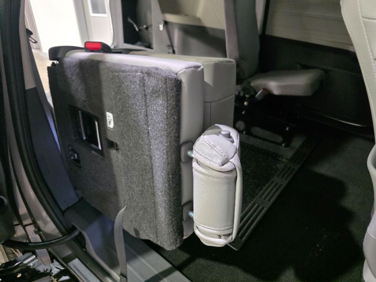 Grey Toyota Sienna image number 16