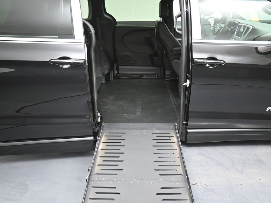 Black Chrysler Pacifica image number 11