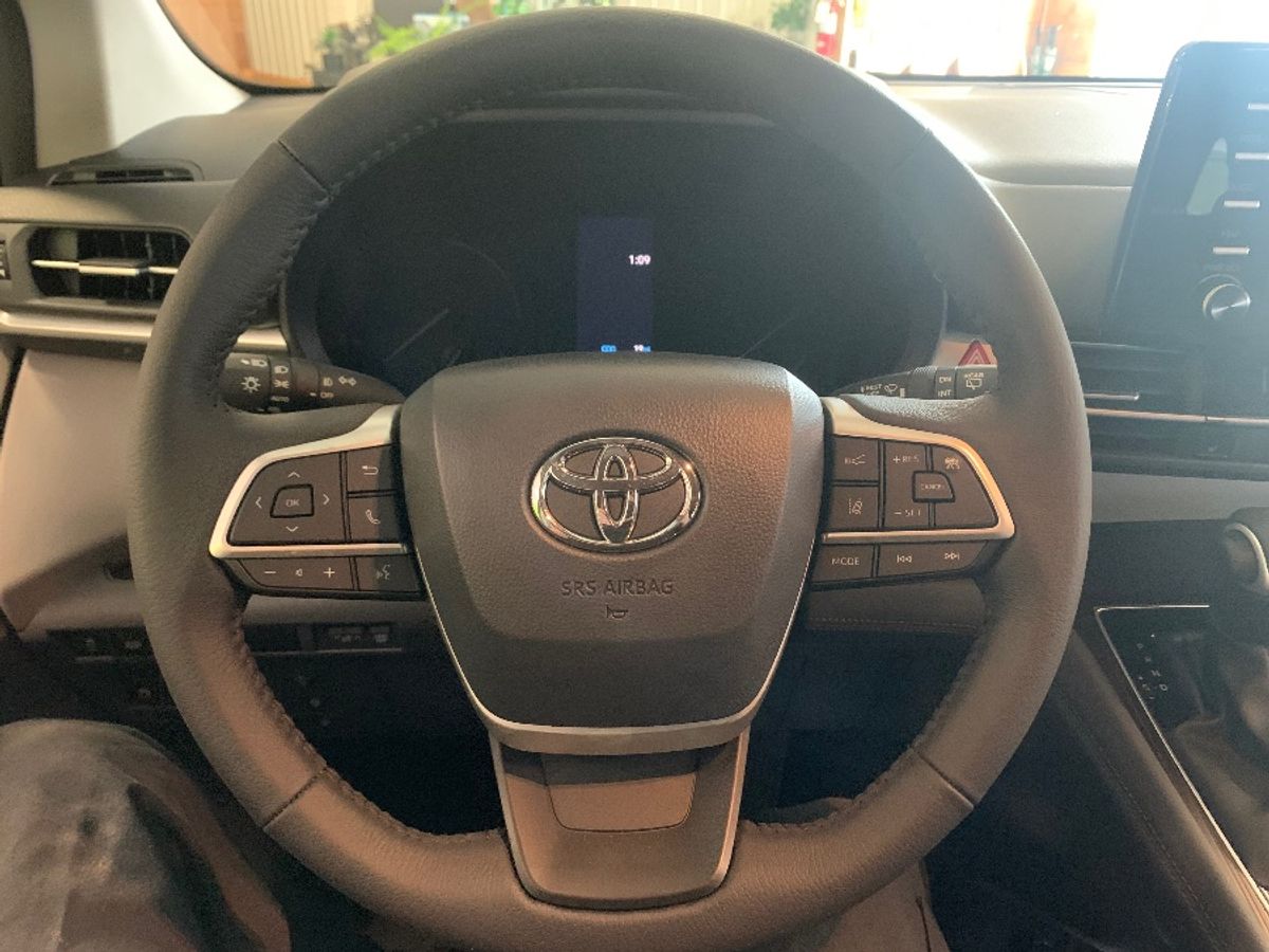 Black Toyota Sienna image number 7