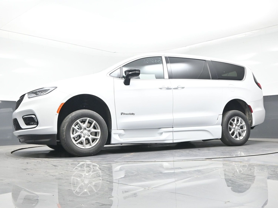 White Chrysler Pacifica image number 18