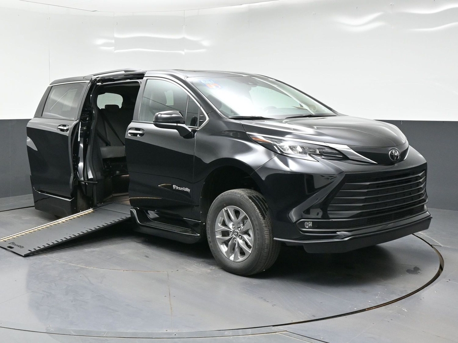 New 2026 Toyota Sienna Hybrid XLE Add - BraunAbility Side Entry In Floor Automatic Ramp