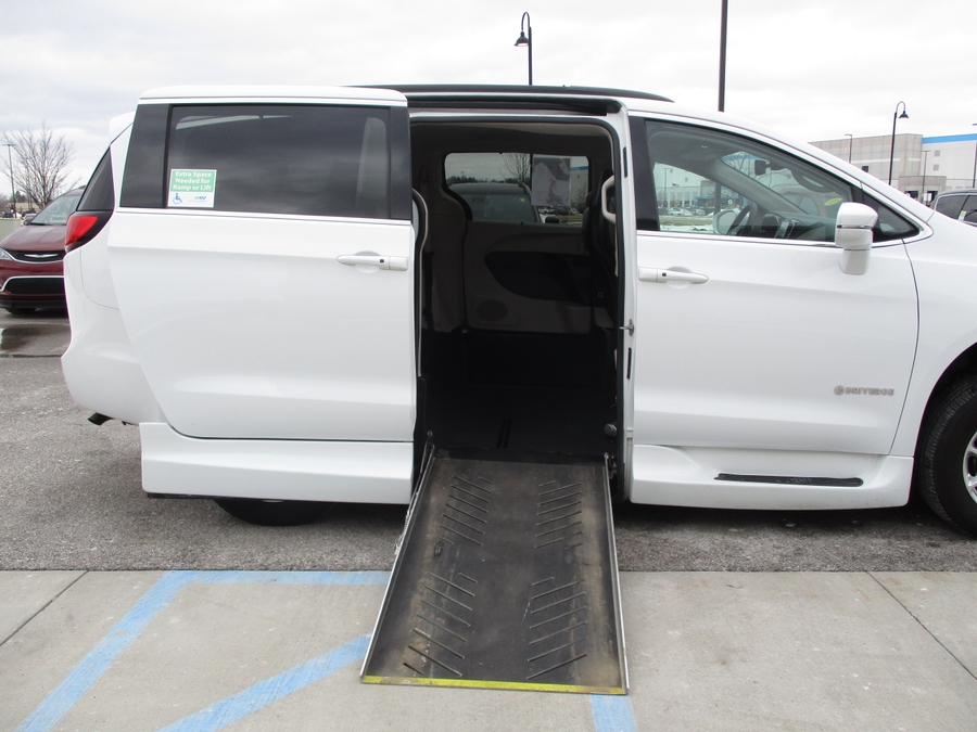 2022 CHRYSLER PACIFICA - Image 11