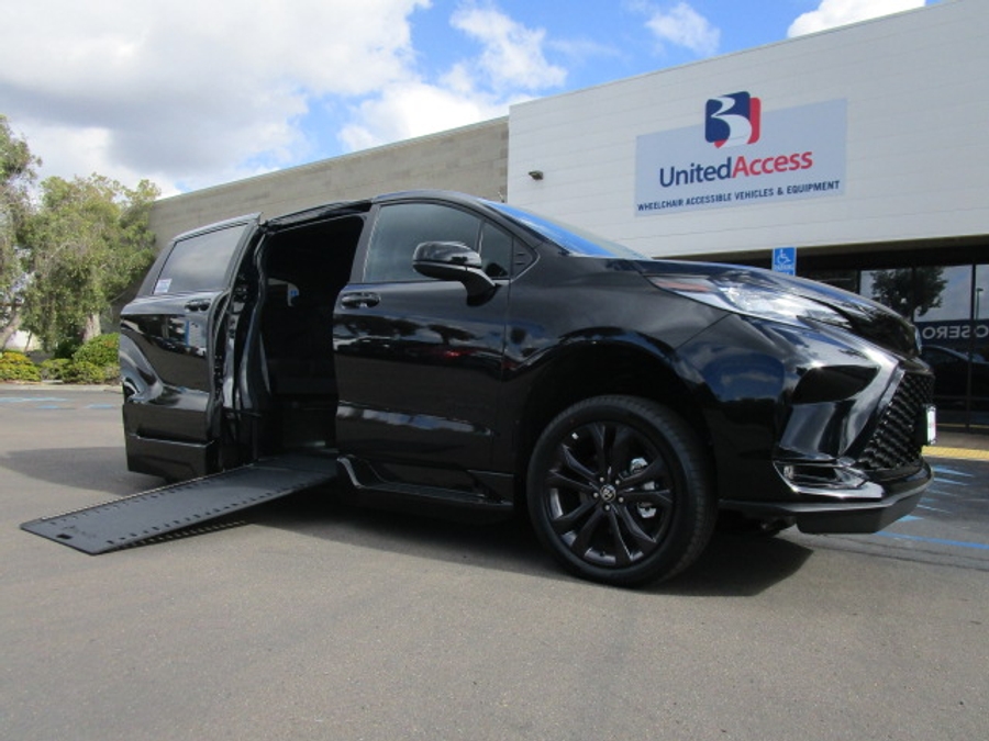 New 2025 Toyota Sienna Hybrid XSE Sport - BraunAbility Side Entry Entry In Floor Automatic Ramp