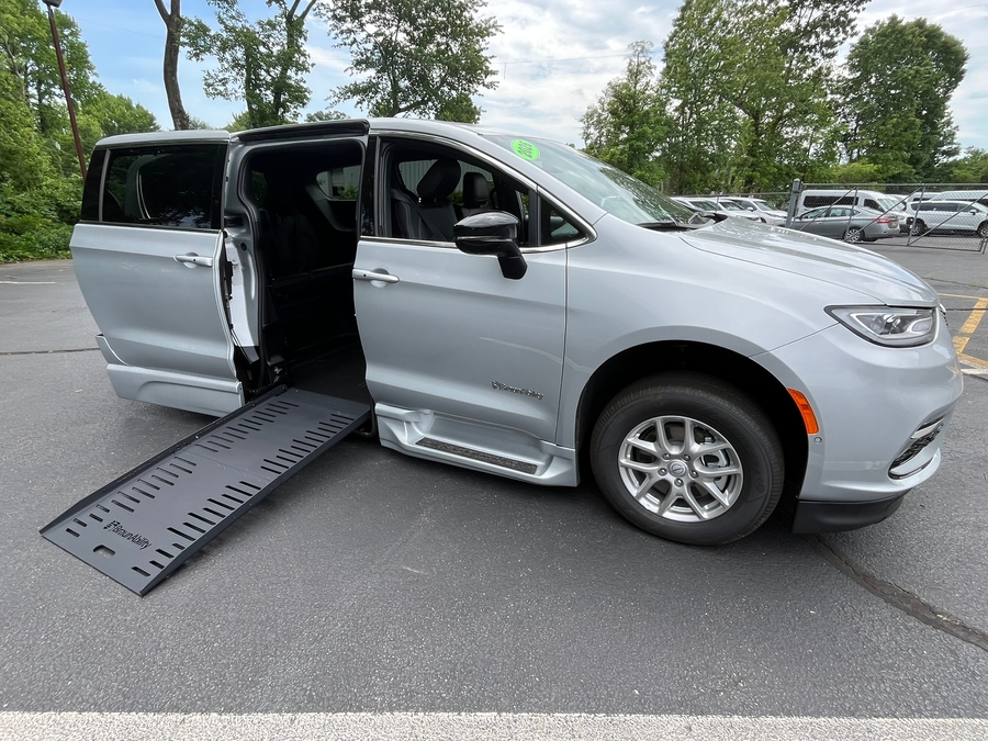 Silver Chrysler Pacifica image number 7