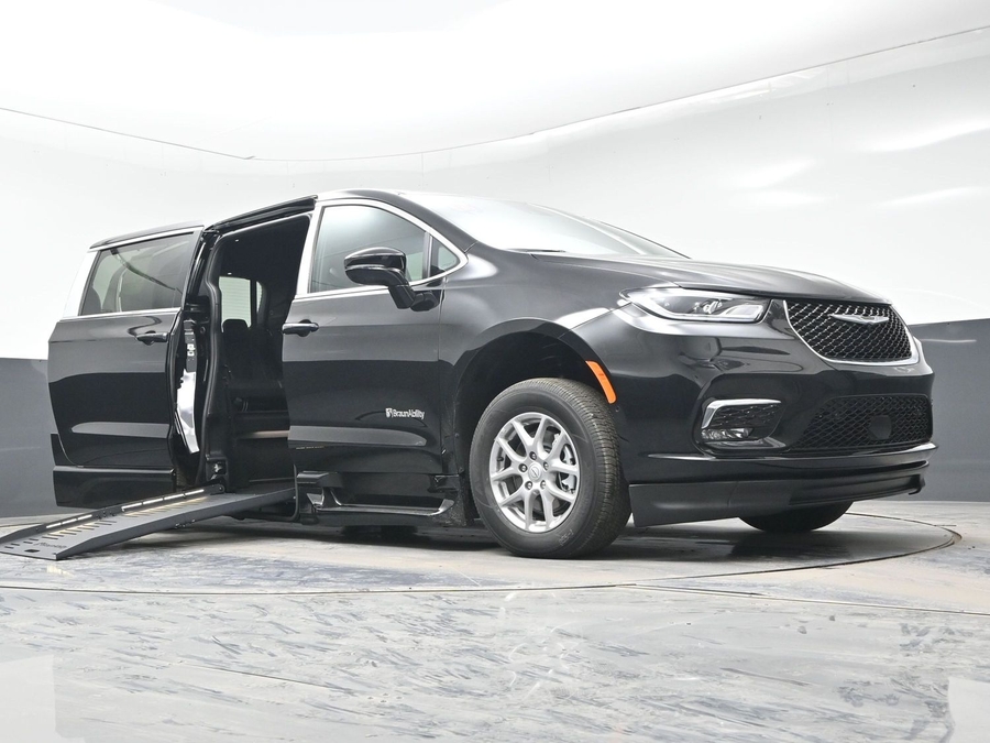 Black Chrysler Pacifica image number 18