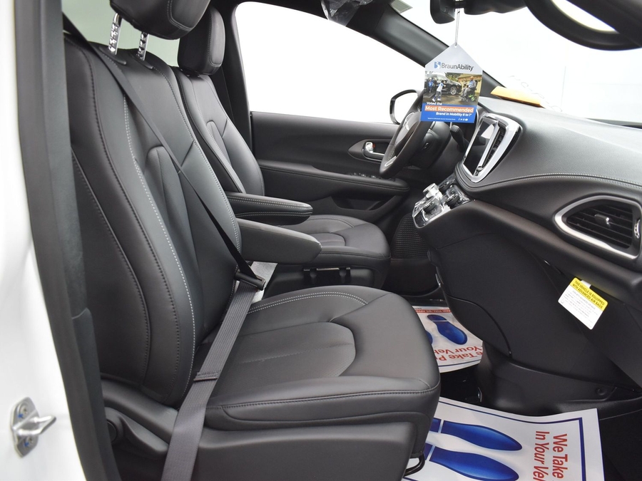 New 2025 Chrysler Pacifica Select Safety - BraunAbility Side Entry Entry Fold Out Automatic Ramp