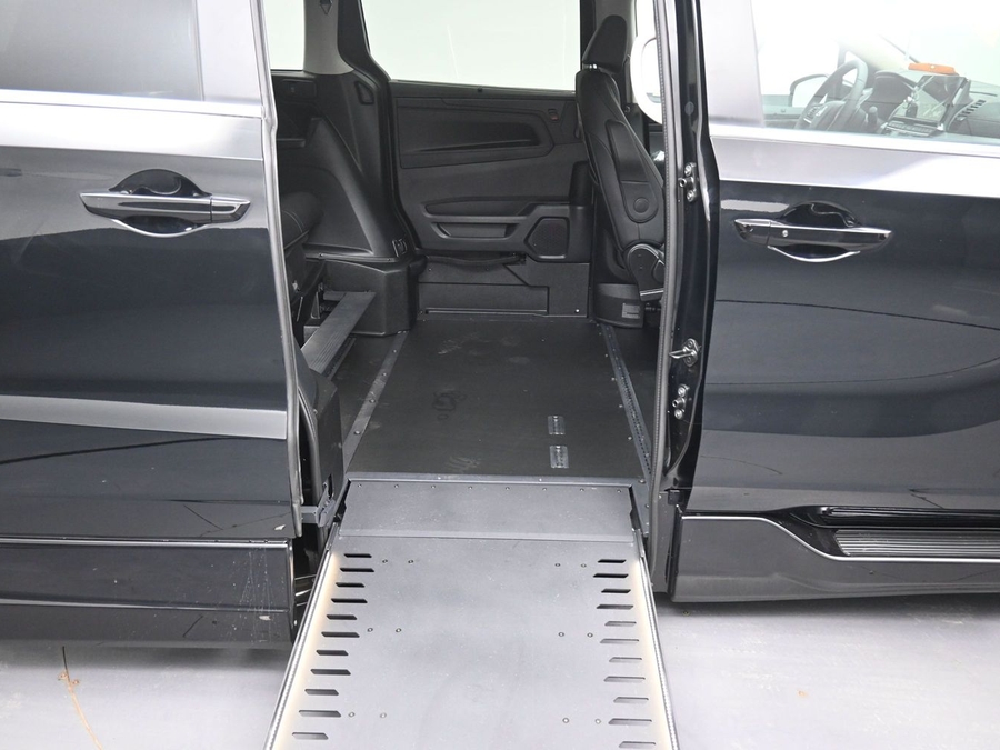Black Honda Odyssey image number 20
