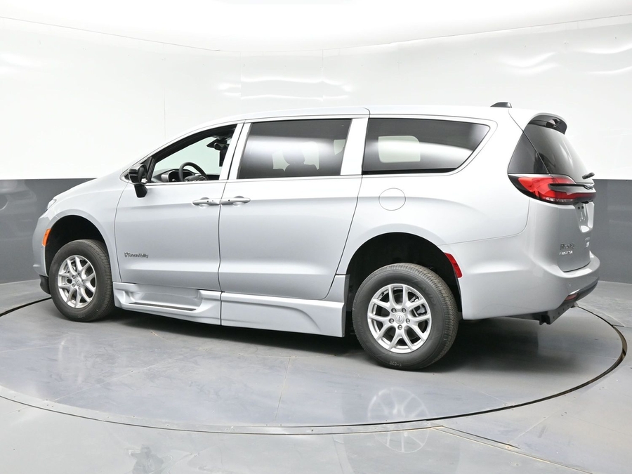 New 2026 Chrysler Pacifica Select Safety - BraunAbility Side Entry Entry Fold Out Automatic Ramp