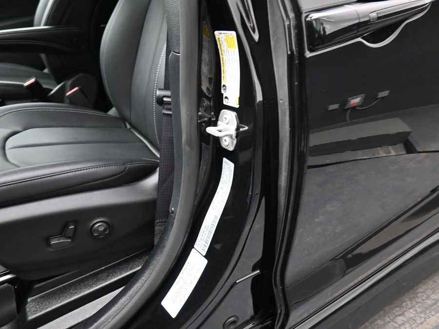 Black Chrysler Pacifica image number 10