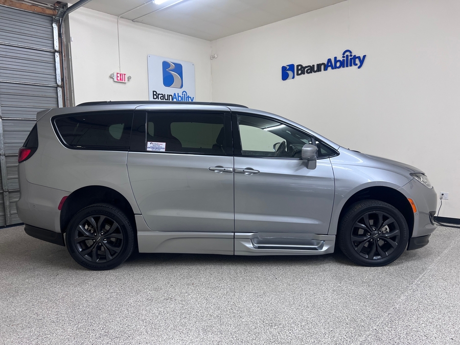 Used 2020 Chrysler Pacifica Touring L - BraunAbility Side Entry In Floor Automatic Ramp