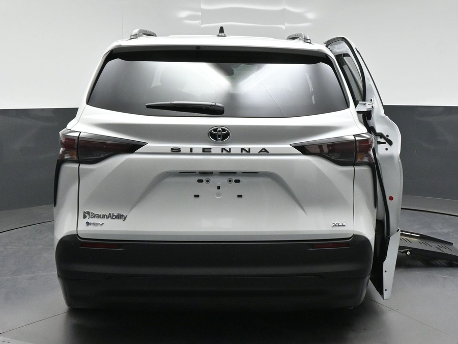 New 2026 Toyota Sienna Hybrid XLE Base - BraunAbility Side Entry Fold Out Automatic Ramp