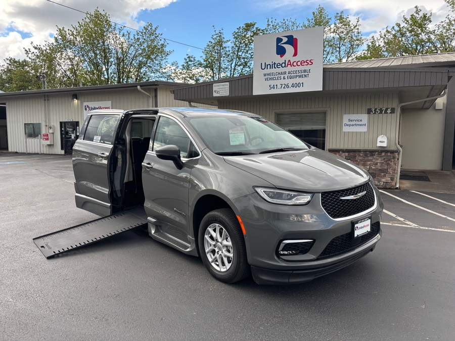Used 2023 Chrysler Pacifica Touring L Safety - BraunAbility Side Entry Entry In Floor Automatic Ramp