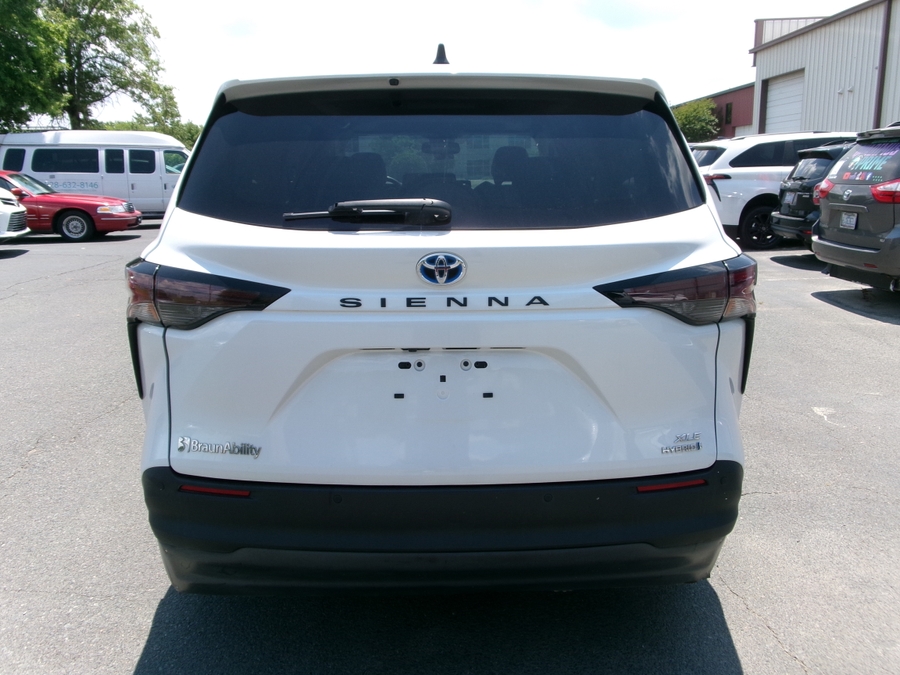 2023 Toyota Sienna XLE - Photo 6