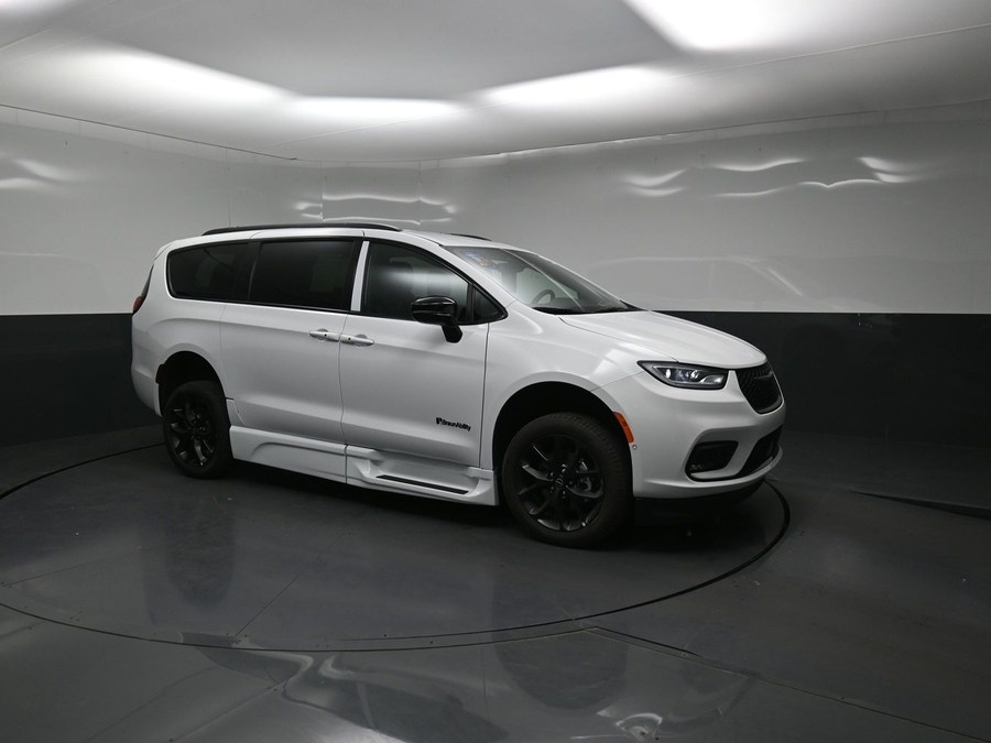 New 2026 Chrysler Pacifica Select Sport - BraunAbility Side Entry Fold Out Automatic Ramp