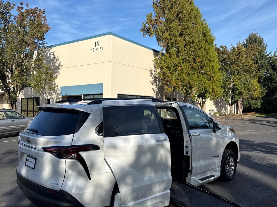 Used 2026 Toyota Sienna Hybrid XLE Add - BraunAbility Side Entry Fold Out Automatic Ramp