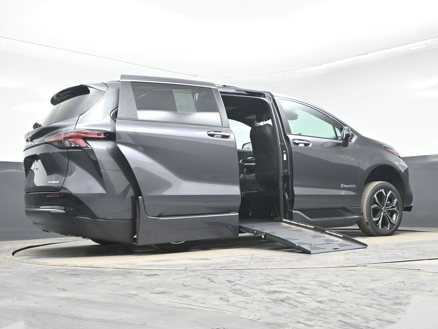 Grey Toyota Sienna image number 21