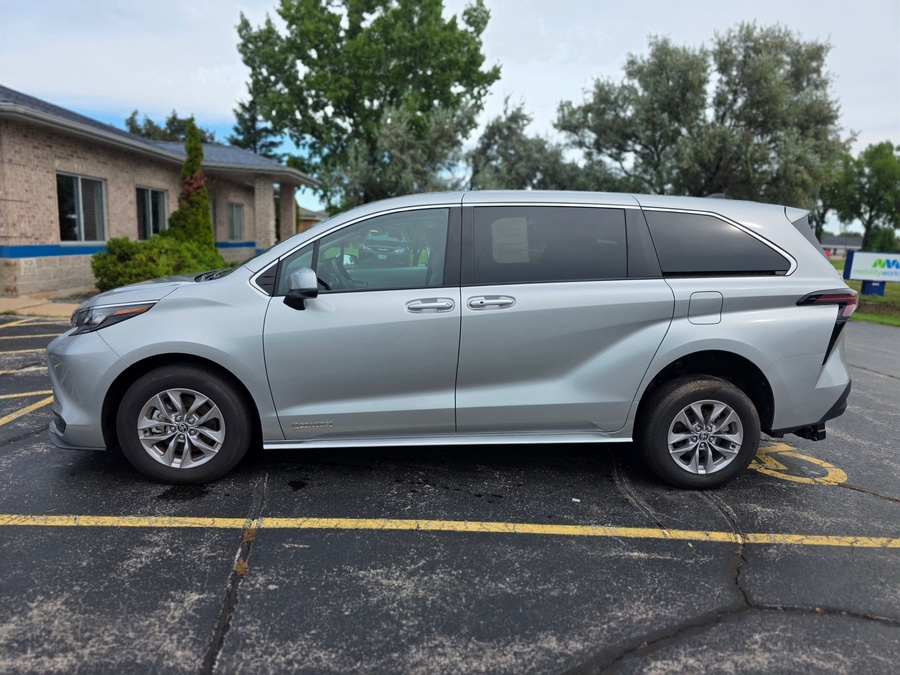 Celestial Silver Toyota Sienna image number 3