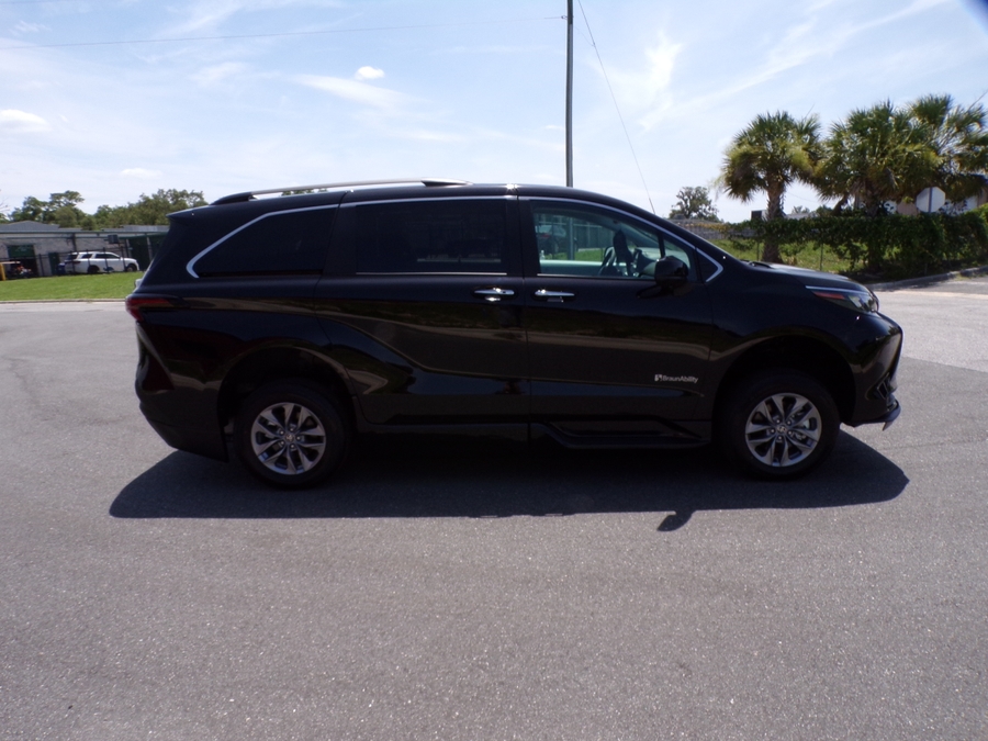 Black Toyota Sienna image number 10