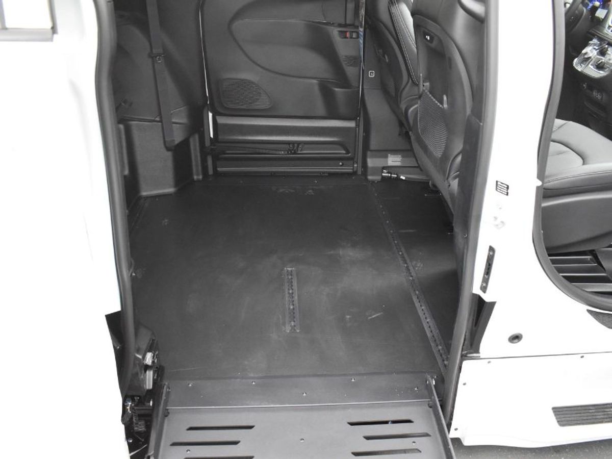 White Chrysler Pacifica image number 4
