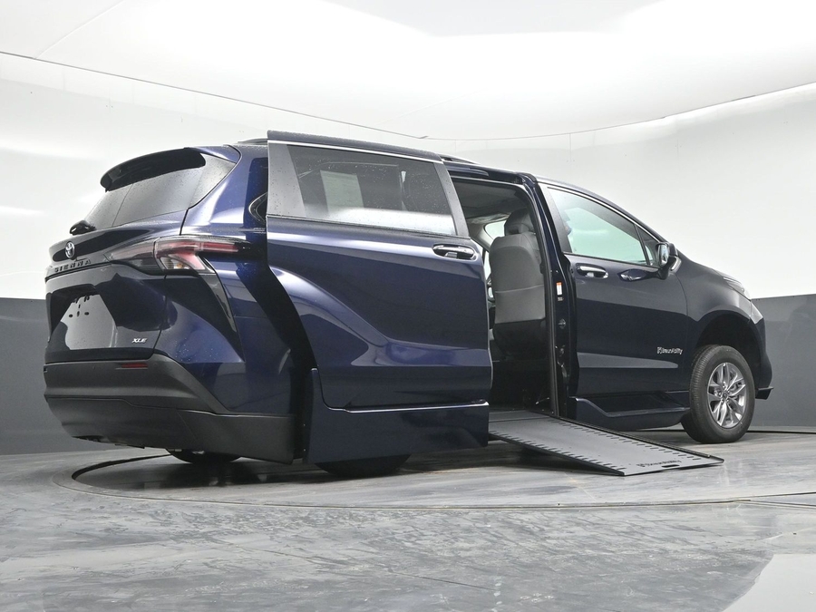 2026 Toyota Sienna XLE - Photo 6