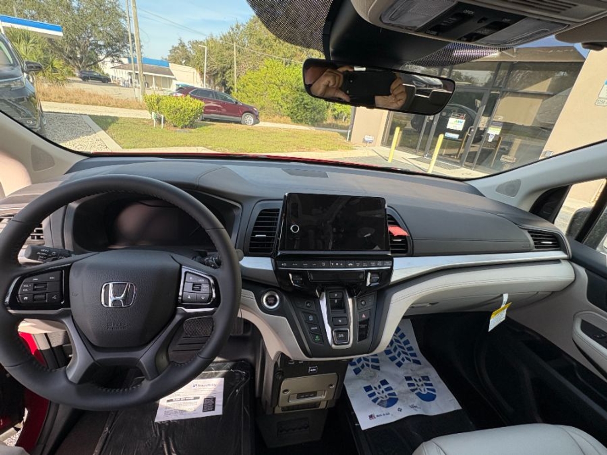 Red Honda Odyssey image number 6