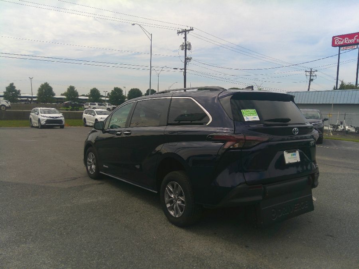 Blue Toyota Sienna image number 4