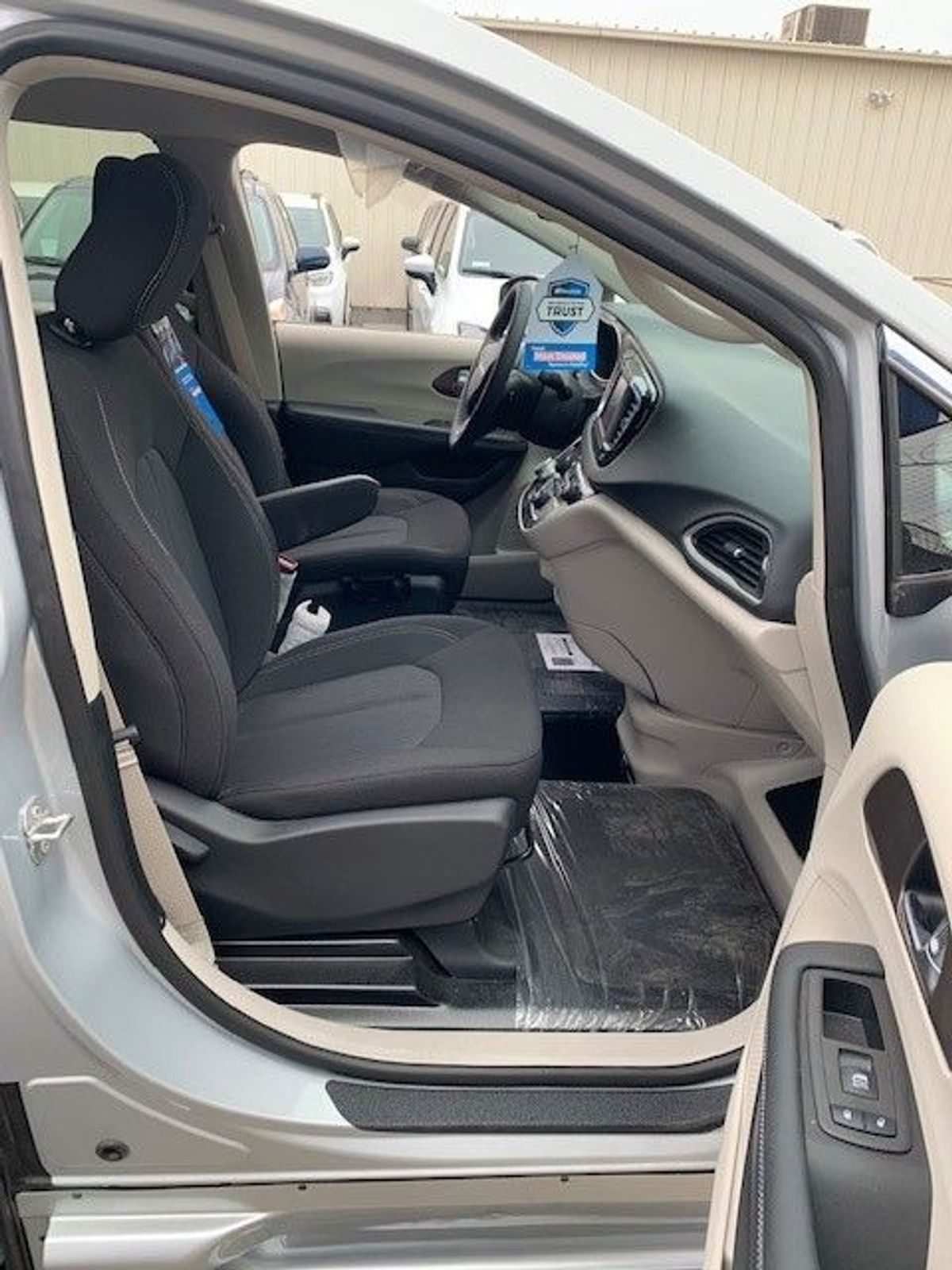 2023 CHRYSLER VOYAGER - Image 11