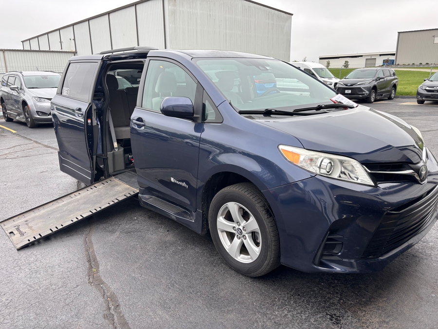 Used 2018 Toyota Sienna LE - BraunAbility Side Entry Entry In Floor Automatic Ramp
