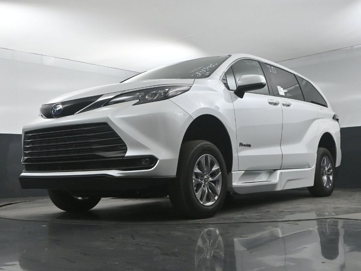 White Toyota Sienna image number 18