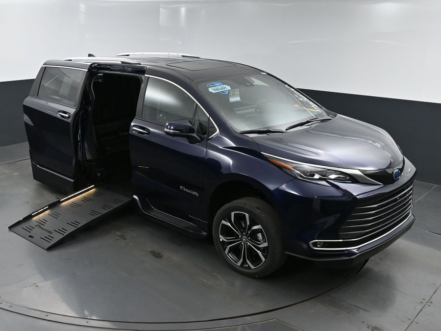 New 2025 Toyota Sienna Hybrid Platinum - BraunAbility Side Entry Entry In Floor Automatic Ramp