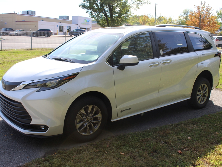 White Toyota Sienna image number 1