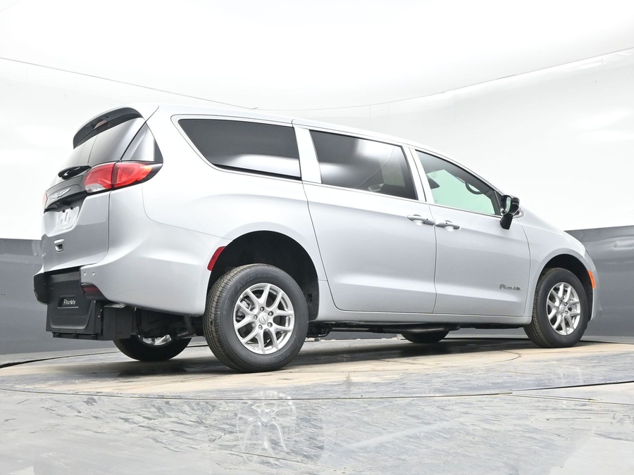 Silver Chrysler Voyager image number 20