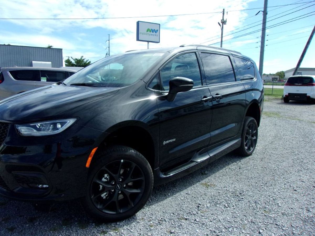Black Chrysler Pacifica image number 2