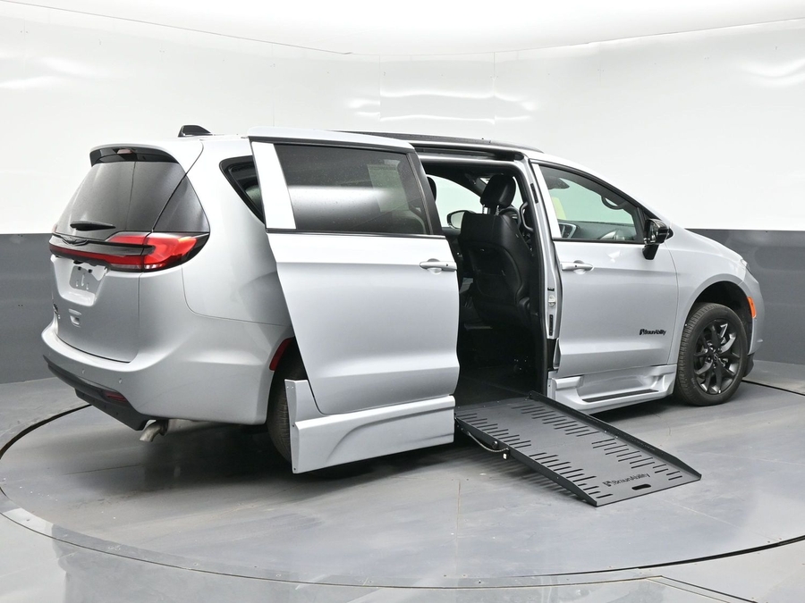 Silver Chrysler Pacifica image number 6