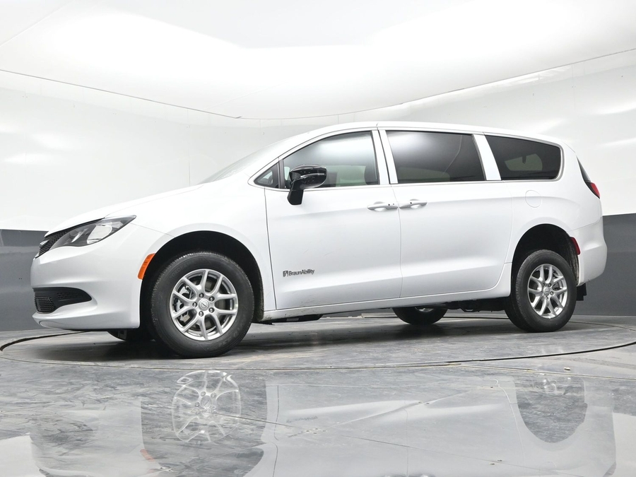 White Chrysler Voyager image number 18