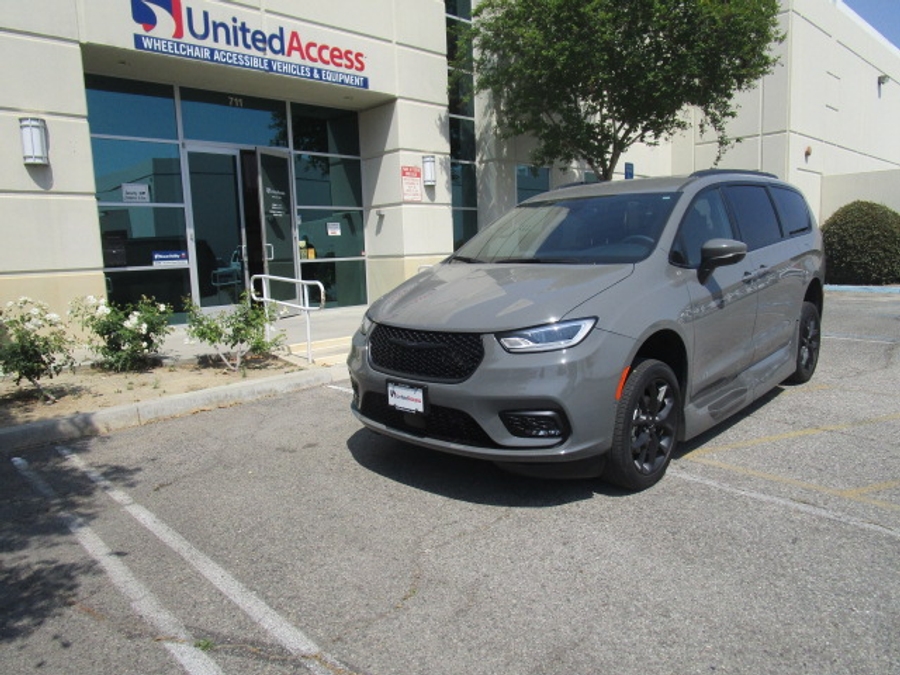 Used 2023 Chrysler Pacifica Touring L - VMI Side Entry Entry In Floor Automatic Ramp