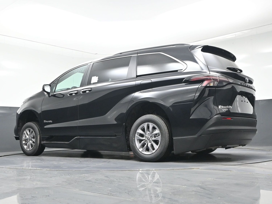 Black Toyota Sienna image number 17