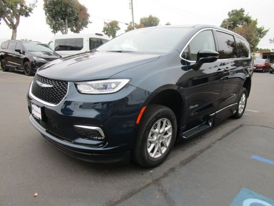 New 2025 Chrysler Pacifica Select Safety - BraunAbility Side Entry Entry In Floor Automatic Ramp