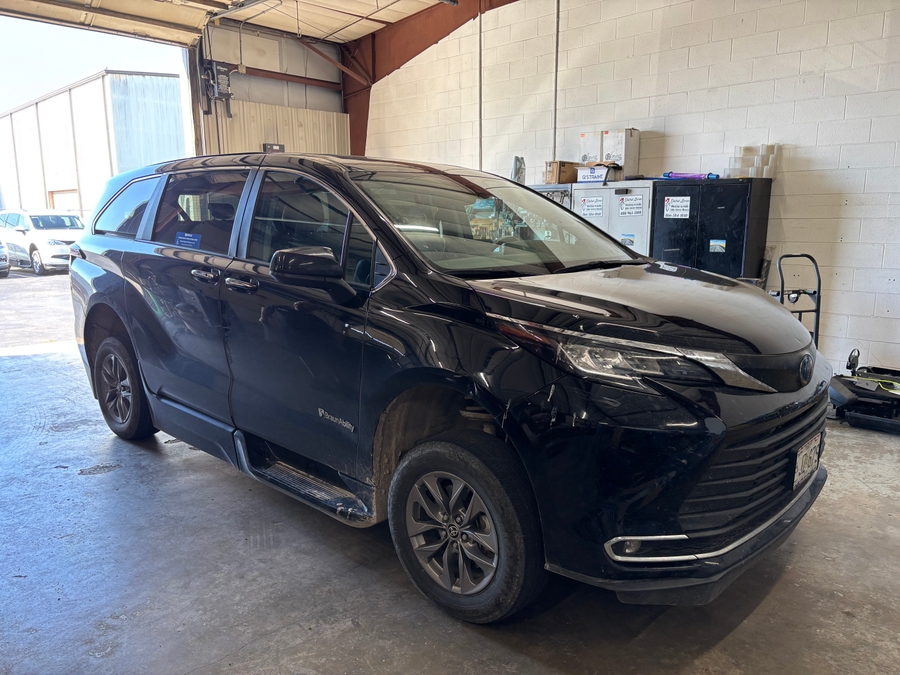 Used 2022 Toyota Sienna XLE - BraunAbility Side Entry Entry Fold Out Automatic Ramp