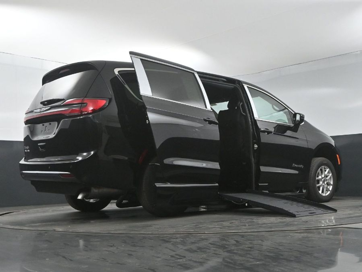 Black Chrysler Pacifica image number 21