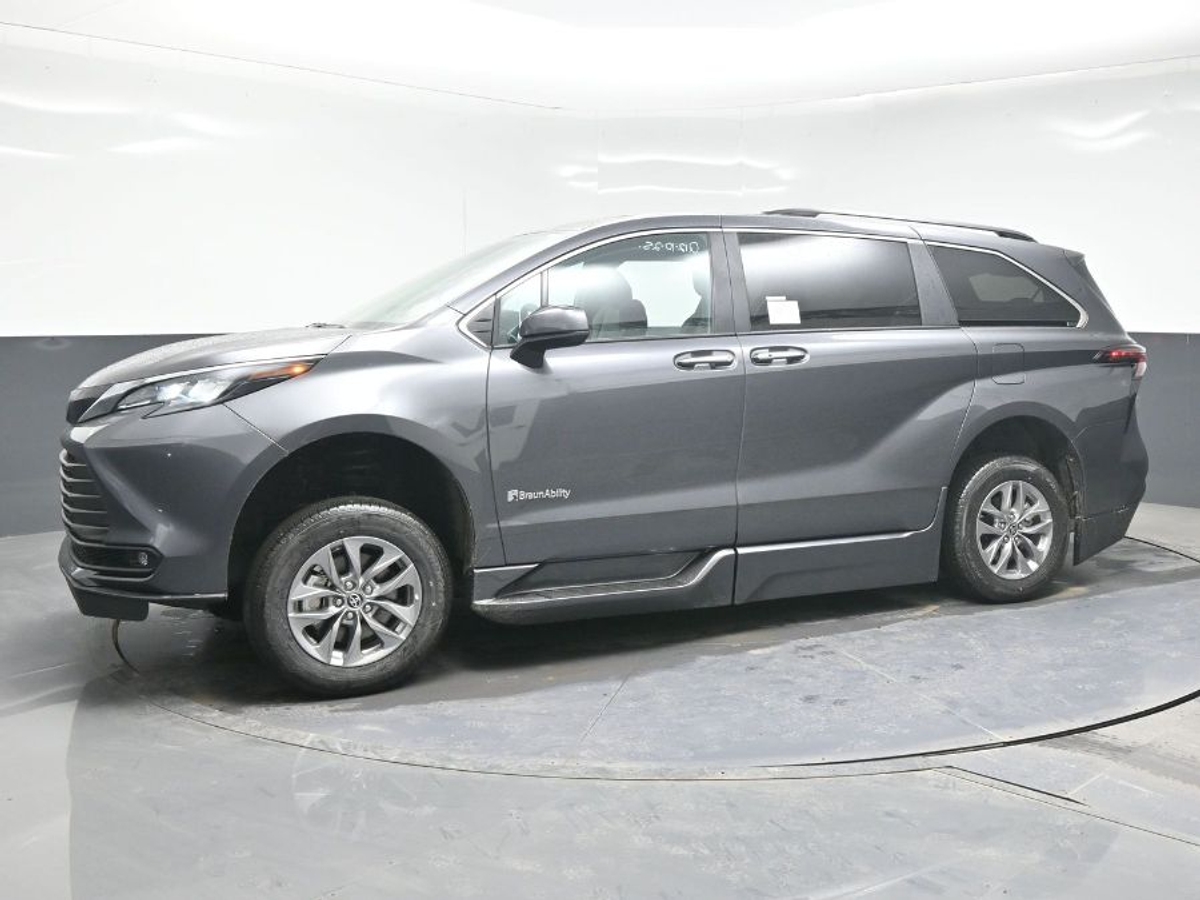 Grey Toyota Sienna image number 9