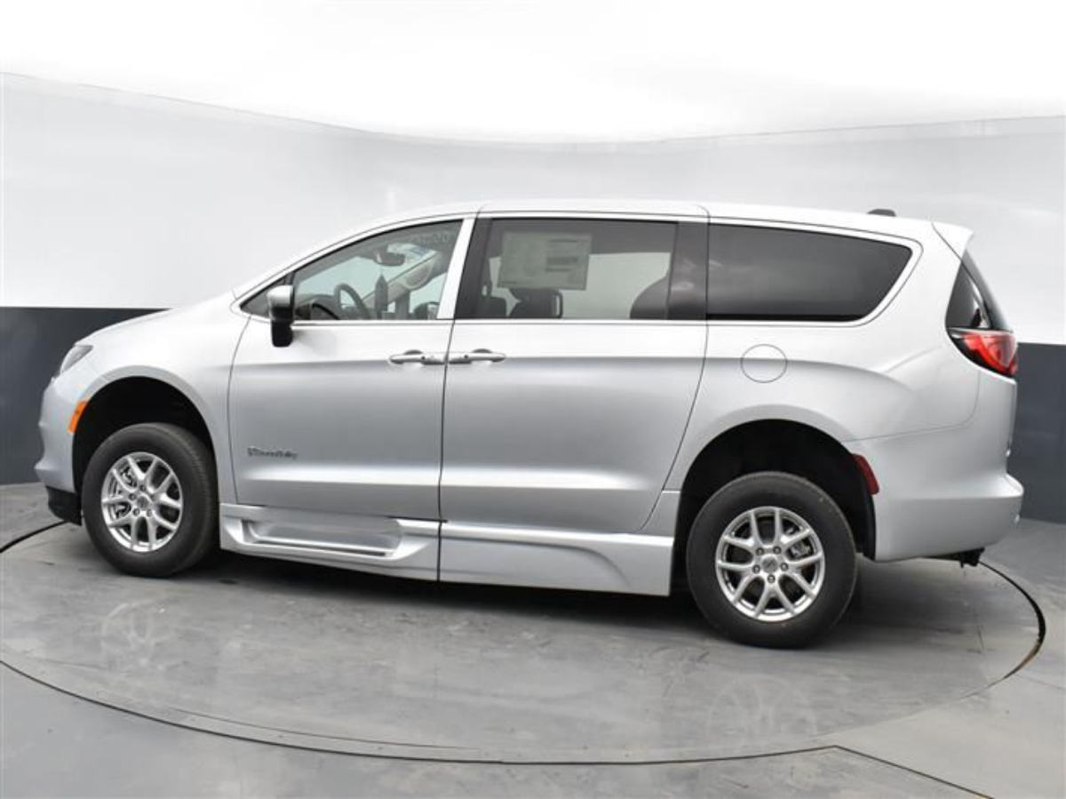 2023 CHRYSLER VOYAGER - Image 4