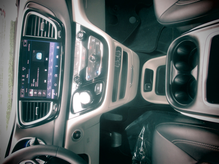 White Chrysler Pacifica image number 8