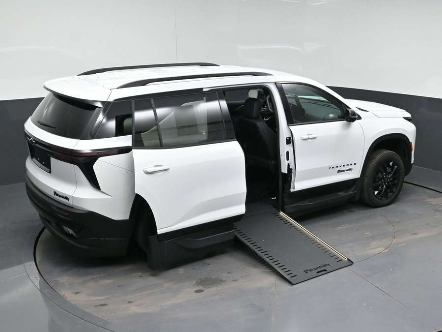 New 2026 Chevrolet Traverse 1LT Midnight - BraunAbility Side Entry In Floor Automatic Ramp