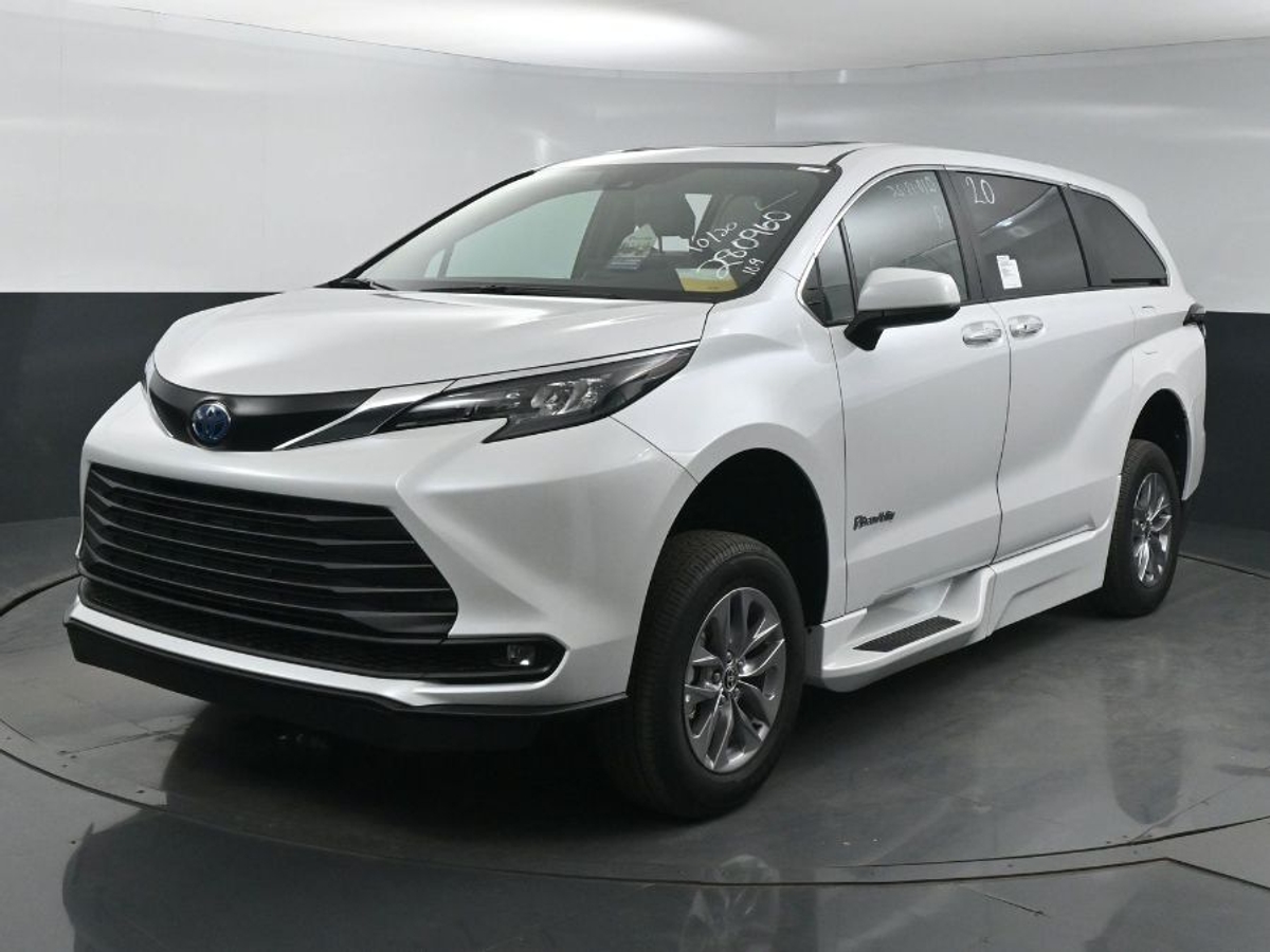 White Toyota Sienna image number 3